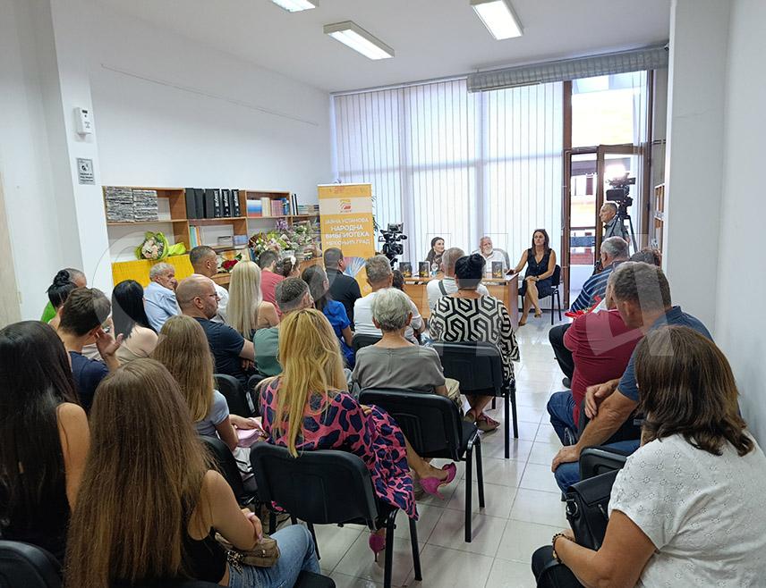 МРКОЊИЋ ГРАД, 20. АВГУСТА /СРНА/ - Народна библиотека Мркоњић Град вечерас је организовала промоцију књиге аутора Драгице Буразин "Човјек на ушћу са извором", која истражује најосјетљивије слојеве људског искуства као што су лични губици, духовност и породични односи.