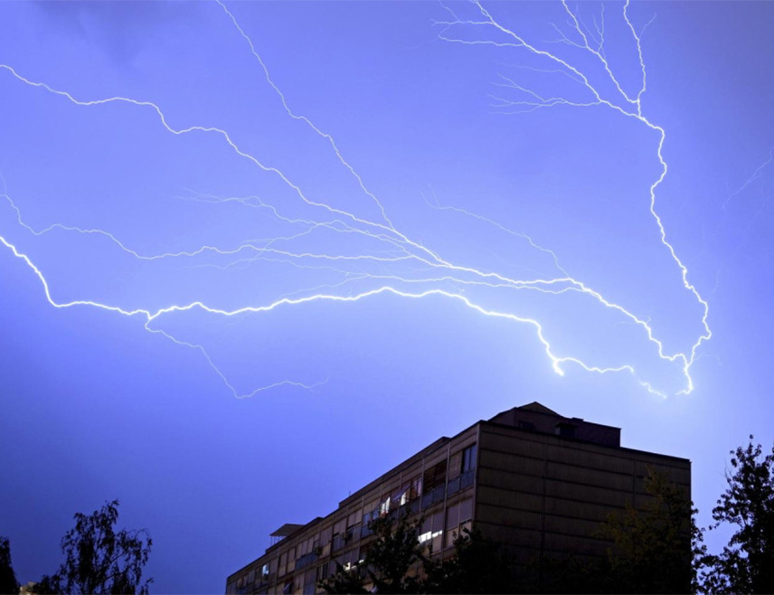 LJUBLJANA, AUGUST 21 /SRNA/ - One man was killed by lightning near Celje, while another sustained minor injuries, police said.