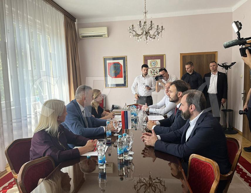 ПРИЈЕДОР, 21. АВГУСТА /СРНА/ - Предсједник Владе Републике Српске Саво Минић и градоначелник Приједора Слободан Јавор састали су се данас како би разговарали о инфраструктурним пројектима на подручју града.
