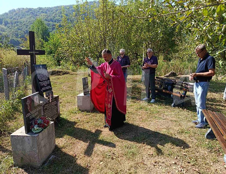 ЗВОРНИК, 22. АВГУСТА /СРНА/ - У Дрињачи код Зворника данас је служен парастос и положено цвијеће на мјесту гдје су након проглашења Независне Државе Хрватске /НДХ/ 1941. године локалне усташе - муслимани и Хрвати извршили злочин над српским народом.