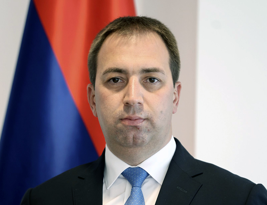 БАЊАЛУКА, 23. АВГУСТА /СРНА/ - Министар правде Републике Српске Горан Селак изјавио је да ће плате за запослене у правосуђу од августа бити повећане за пет одсто, што је друго повећање у том износу у овој години.