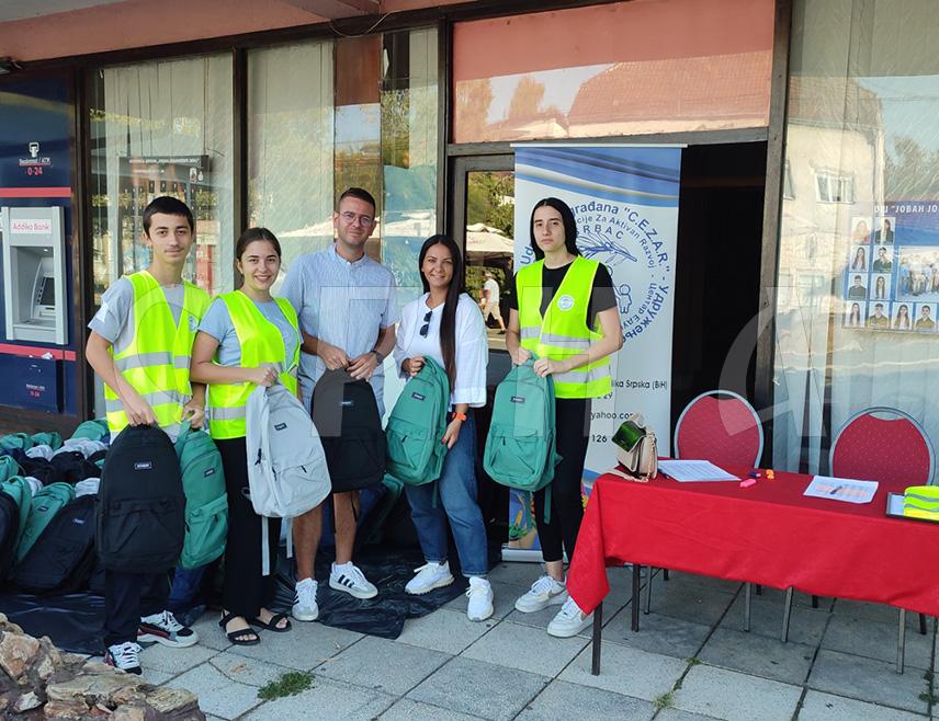 СРБАЦ, 24. АВГУСТА /СРНА/ - Хуманитарна акција "Буди ми пријатељ", коју већ 14 година организује Удружење грађана ЦЕЗАР из Српца, завршена је подјелом школских руксака и прибора за 140 ученика основних школа са подручја ове локалне заједнице.