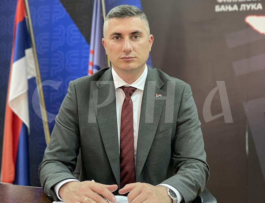 ПАЛЕ, 24. АВГУСТА /СРНА/ - Развод родитеља никада не смије да значи развод од обавеза према дјетету, али, нажалост, постоје ситуације у којима један родитељ не извршава обавезу издржавања, а посљедице тога на крају највише осјети онај ко ни за шта није крив – дијете и Република Српска је одлучила да у таквим ситуацијама не буде нијеми посматрач, истакао је посланик у Народној скупштини Републике Српске Дамјан Шкипина.