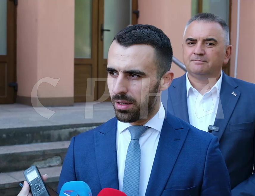 BOSANSKI PETROVAC, AUGUST 24 /SRNA/ - Nemanja Davidović, director of the Returnee Support Centre in Bosanski Petrovac, said that, thanks to the support of Republika Srpska, the Centre’s new premises were opened today and 100 decisions awarding assistance for the reconstruction of properties were presented to returnees.
