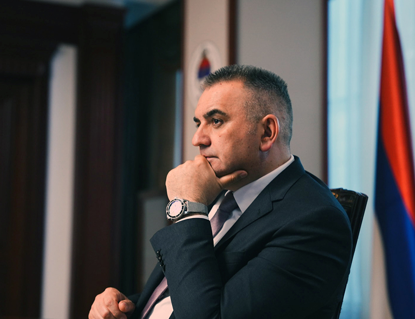 БАЊАЛУКА, 24. АВГУСТА - Предсједник Владе Републике Српске Саво Минић боравиће сутра у Бијељини гдје ће посјетити привредна друштва, Болницу "Свети Врачеви" и састати се са градоначелником.