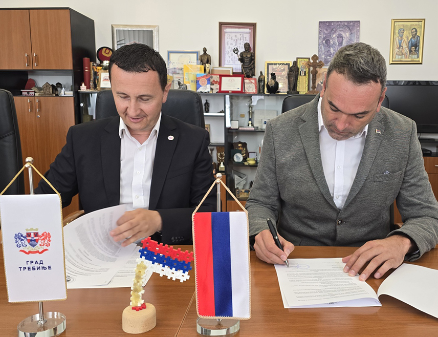 TREBINJE, AUGUST 24 /SRNA/ - A Memorandum of Cooperation was signed today between the Memorial Centre of Republika Srpska and the City of Trebinje, providing for the systematic collection of testimonies from the families of fallen and missing soldiers and civilians, as well as from other participants and witnesses of wartime events in the Trebinje area and surrounding region.