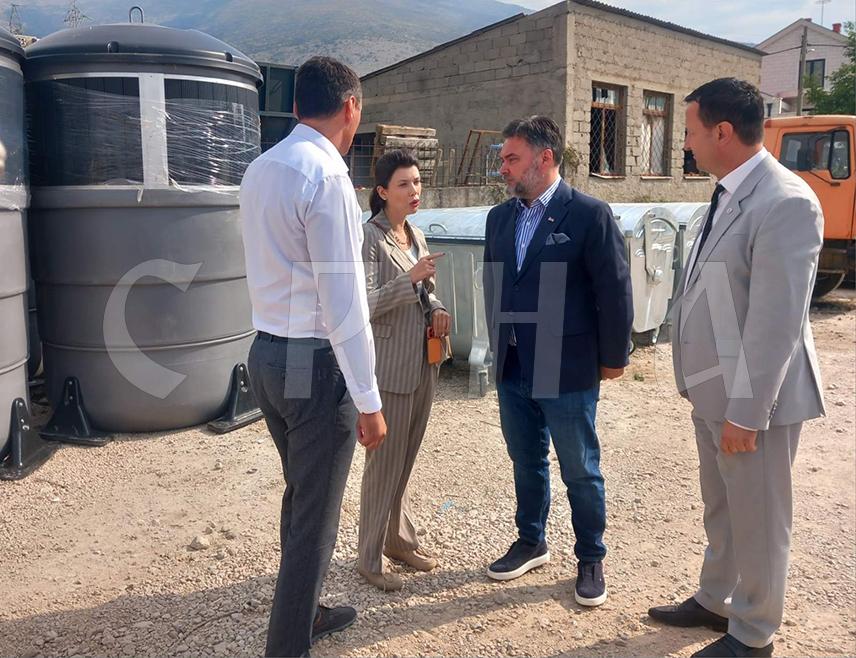 TREBINJE, AUGUST 25 /SRNA/ - Minister of Foreign Trade and Economic Relations in the Council of Ministers Staša Košarac today handed over waste management and disposal equipment to Trebinje Mayor Mirko Ćurić, consisting of three underground containers and 20 containers, with a total value of BAM 100,000.