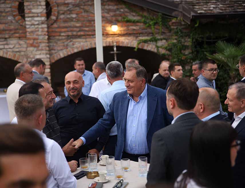 БАЊАЛУКА, 25. АВГУСТА /СРНА/ - Предсједник Милорад Додик рекао је да приватни сектор све више носи привреду Републике Српске и да се зато морају обезбиједити стабилни и предвидиви услови пословања.