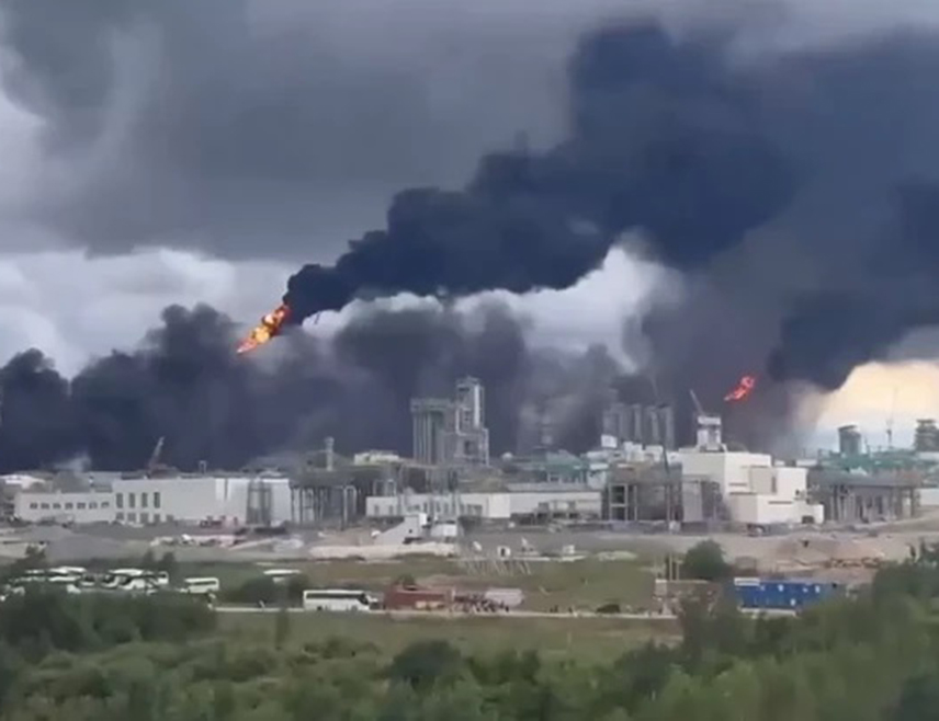 МОСКВА, 26. АВГУСТА /СРНА/ - Број погинулих у пожару у гасно-хемијском комплексу у изградњи у Амурској области, на Далеком истоку Русије, порастао је на седам, објављено је на званичном "Телеграм" налогу комплекса, који је пројекат руске компаније "Сибур" и кинеске нафтно-гасне компаније "Синопек".