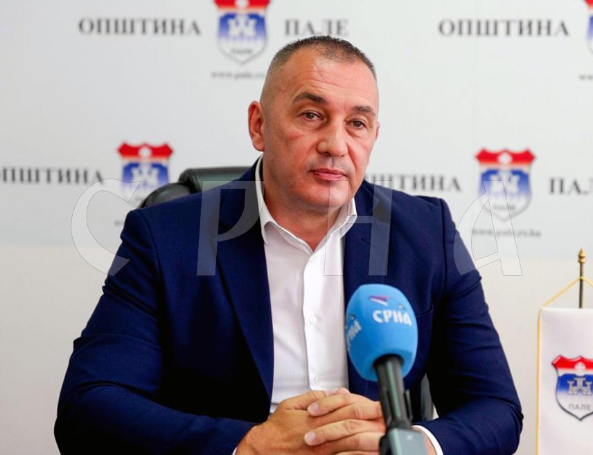 PALE, AUGUST 26 /SRNA/ – Pale Mayor Dejan Kojić said that Pale is undergoing major expansion in terms of construction and investment in infrastructure, announcing the continuation of capital projects, the most important of which is a new district heating plant worth around EUR 10 million, for which the signing of a construction agreement is expected as early as September.