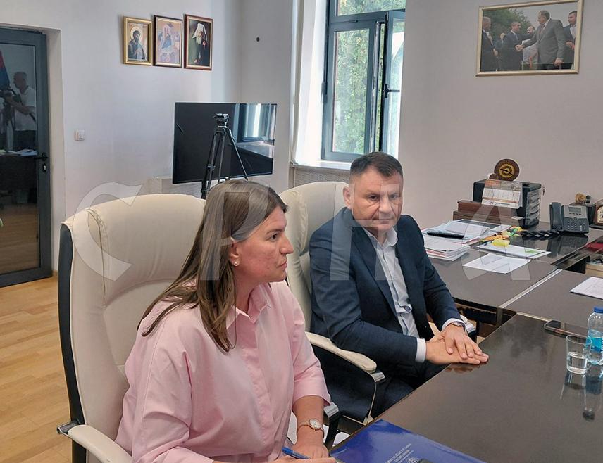 ВЛАСЕНИЦА, 26. АВГУСТА /СРНА/ - Министар привреде и предузетништва Републике Српске Раденко Бубић оцијенио је данас у Власеници да је у том мјесту неопходно формирати једно привредно друштво које би већински запошљавало женску радну снагу, што би омогућило и да више људи остане да живи на овом подручју, што је и циљ.