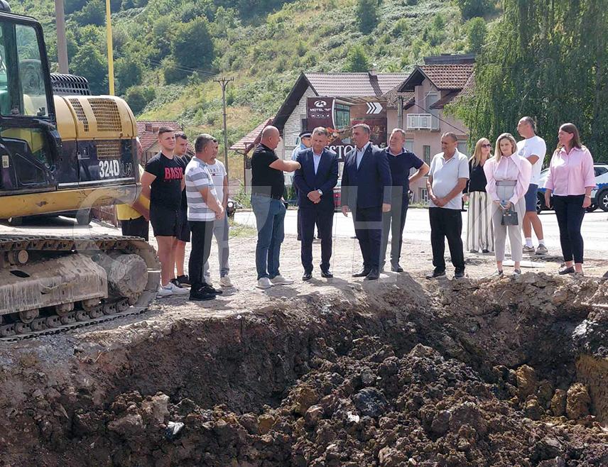 ВЛАСЕНИЦА, 26. АВГУСTА /СРНА/ - Министар привреде и предузетништва Републике Српске Раденко Бубић и начелник општине Власеница Мирослав Краљевић увјерили су се данас како се одвија реализација инфраструктурних пројеката у овој локалној заједници, који се спроводе захваљујући помоћи Владе Српске.