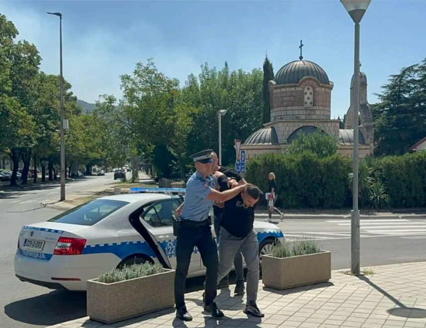ТРЕБИЊЕ, 26. АВГУСТА /СРНА/ - Окружни суд у Требињу одредио је данас једномјесечни притвор Жељку Вујовићу из Билеће, осумњиченом за покушај убиства више лица на коњским тркама у селу Бијељани у суботу, 22. августа.
