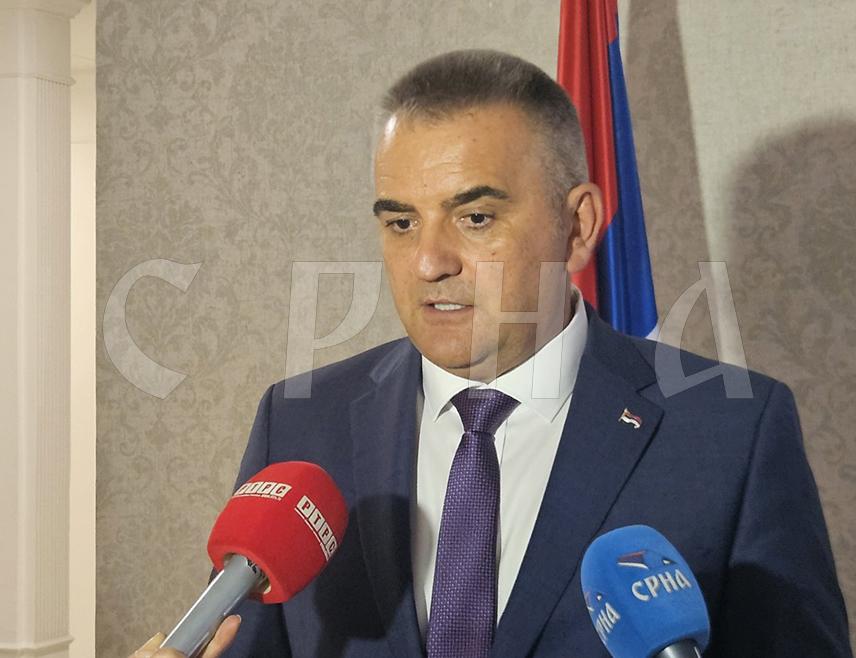 ИСТОЧНО САРАЈЕВО, 27. АВГУСТА /СРНА/ - Предсједник Владе Републике Српске Саво Минић рекао је да је фокус данашњег разговора са послаником у Представничком дому Конгреса САД Клаудијом Тени коју је замолио да Сједињене Државе, ако постоји могућност, буду укључене у мониторинг изборног процеса.