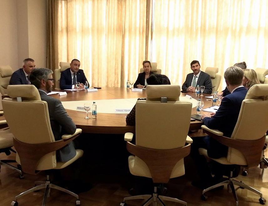 БАЊАЛУКА, 27. АВГУСТА /СРНА/ - Предсједник Владе Републике Српске Саво Минић разговарао је данас у Источном Сарајеву са чланицом Представничког дома Конгреса САД Клаудијом Тени о планираним улагањима америчких компанија у Републици Српској, те даљем унапређењу односа са САД.