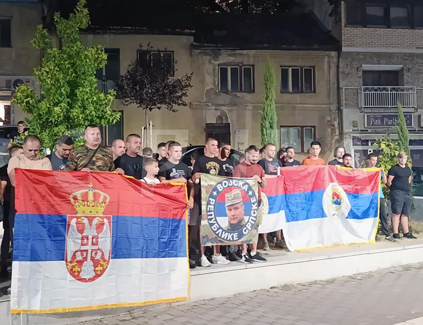 ЗВОРНИК, 27. АВГУСТА /СРНА/ - У Зворнику вечерас су се окупили грађани који су одали почаст бившем команданту Главног штаба Војске Републике Српске Ратку Младићу и запалили свијеће.