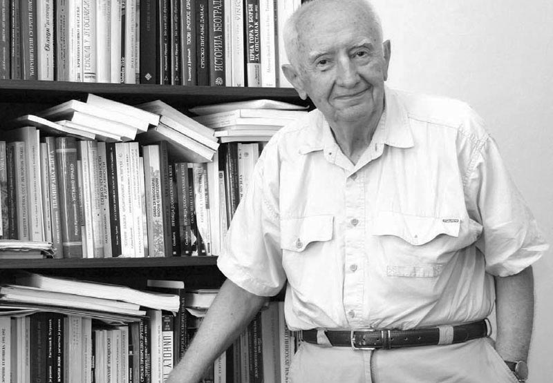 БИЈЕЉИНА, 28. АВГУСТА /СРНА/ - Један од највећих српских историчара Милорад Екмечић /1928-2015/, академик и члан Сената Републике Српске, умро је 29. августа 2015. године.
