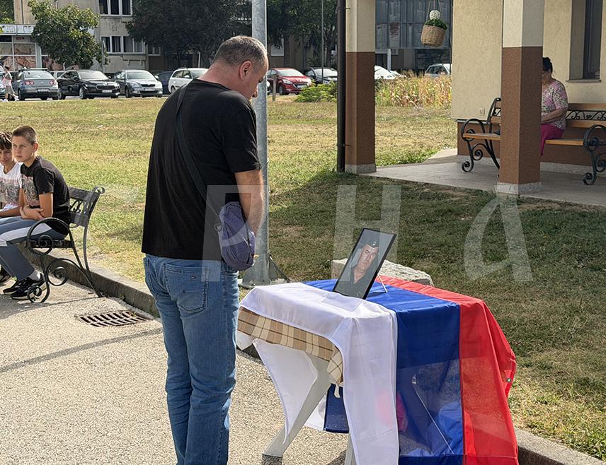 ДОБОЈ, 28. АВГУСТА /СРНА/- У Добоју су данас грађани у порти храмова Рођења Пресвете Богородице и Светих апостола Петра и Павла прислуживали свијеће за покој душе преминулом бившем команданту Главног штаба Војске Републике Српске генералу Ратку Младићу, уз поруку да неће бити заборављен док постоји иједан Србин.
