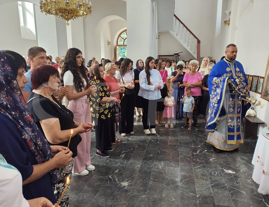 СРЕБРЕНИЦА, 28. АВГУСТА /СРНА/ - У Храму Покрова Пресвете Богородице у Сребреници, након Свете литургије служен је помен генералу Ратку Младићу којем је присуствовао велики број вјерника који су прислужили свијеће за покој душе преминулог српског војсковође.