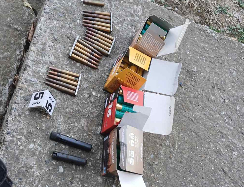 БАЊАЛУКА, 28. АВГУСТА /СРНА/ - У оквиру полицијске акције "Калибар" на подручју Лакташа одузето је више комада оружја и муниције, а два лица из овог града чији су иницијали З.П. и Д.П. осумњичена су за кривично дјело недозвољена производња и промет оружја или експлозивних материја.