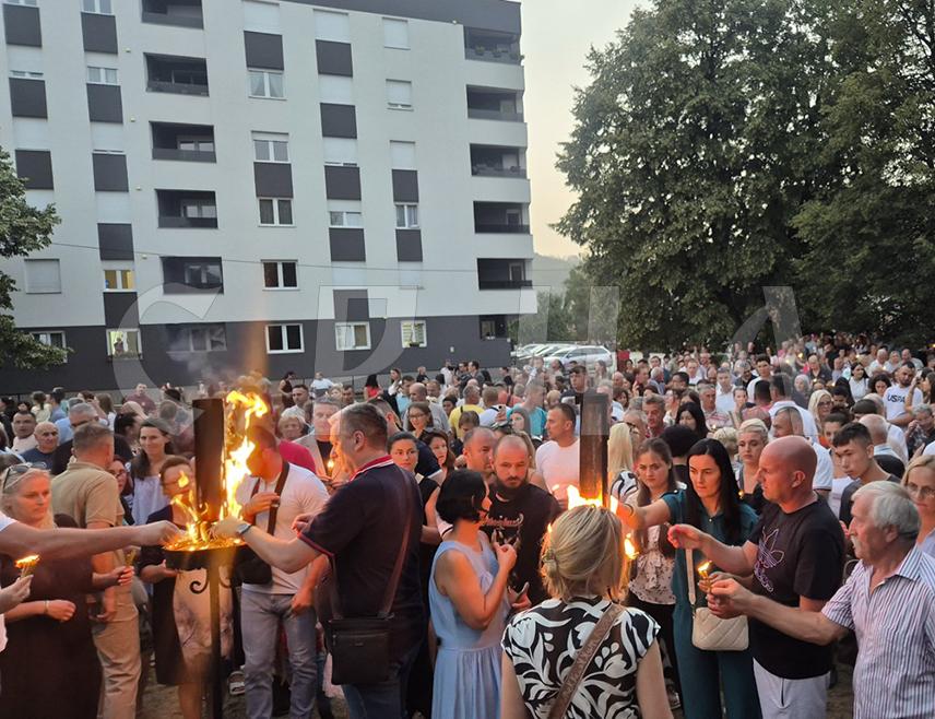 ПАЛЕ, 28. АВГУСТА /СРНА/ - На Палама је вечерас служен помен генералу Ратку Младићу у оквиру обиљежавања Дана и крсне славе општине Пале Велике Госпојине.