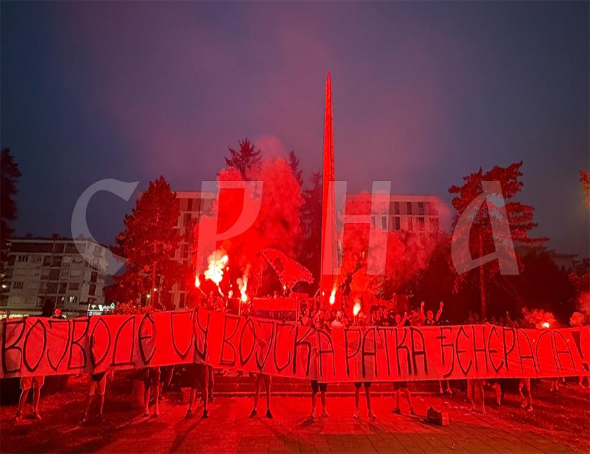 ДОБОЈ, 28. АВГУСТА /СРНА/ - Добојска навијачка група "Војводе 1990" вечерас је у Парку народних хероја у Добоју одала почаст генералу Ратку Младићу.