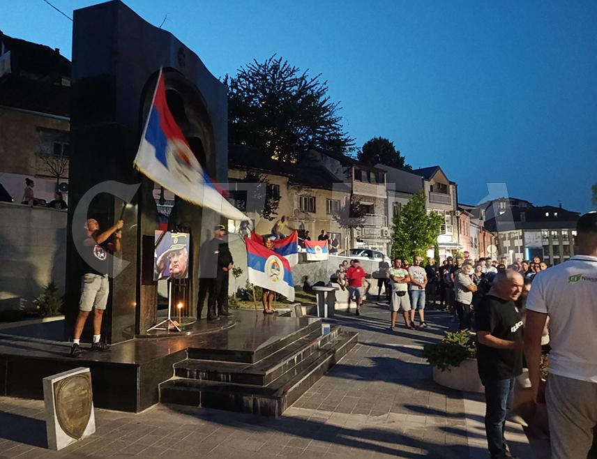 ZVORNIK, AUGUST 28 /SRNA/ - More than 2,000 residents of Zvornik gathered on Friday evening at the monument to 1,080 fallen soldiers to pay tribute to General Ratko Mladic.