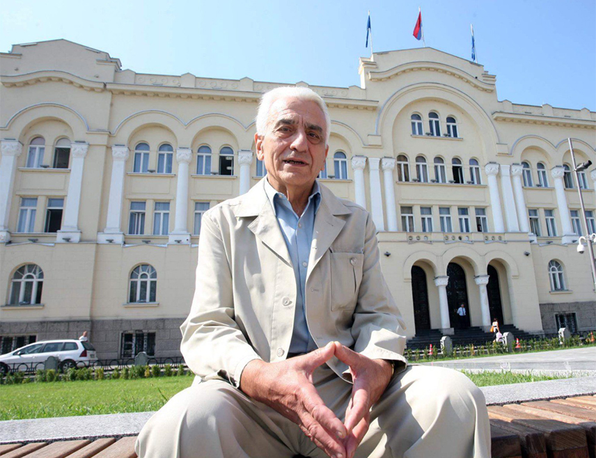 БИЈЕЉИНА, 4. СЕПТЕМБРА /СРНА/ - Живко Радишић /1937-2021/, политичар, српски члан Предсједништва БиХ, члан Сената Републике Српске и градоначелник Бањалуке, умро је 5. септембра 2021. године.