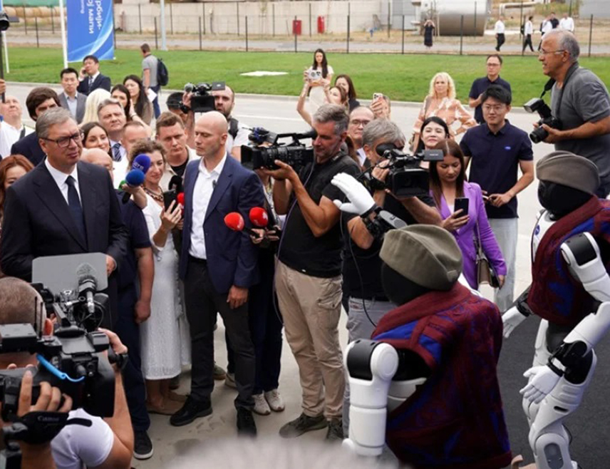 BELGRADE, AUGUST 29 /SRNA/ — Serbian President Aleksandar Vučić today opened Serbia’s first humanoid robot factory in Šabac, which he described as the first such facility in Serbia and Europe, and announced that the first application of robots for the Serbian Armed Forces would be presented in 15 days.