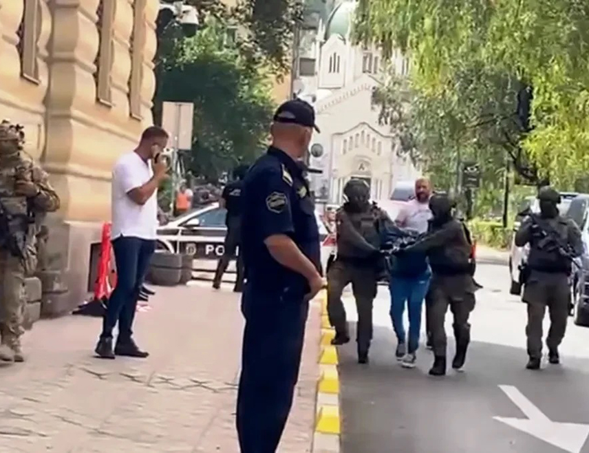 САРАЈЕВО, 30. АВГУСТА /СРНА/ - Општински суд у Сарајеву одредио је једномјесечни притвор Адмиру Арнаутовићу Шмрку, Аднану Маглићу, Анелу Сејфовићу, Мирсаду Мујкићу и Хамзи Асотићу ухапшеним у акцији "Кетеринг".