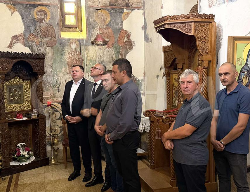 ПЕТРОВО, 30. АВГУСТА /СРНА/ - Светом литургијом у Манастиру Светог Николаја Мирликијског у Петрову почело је обиљежавање Дана несталих и погинулих у Одбрамбено-отаџбинском рату Републике Српске.