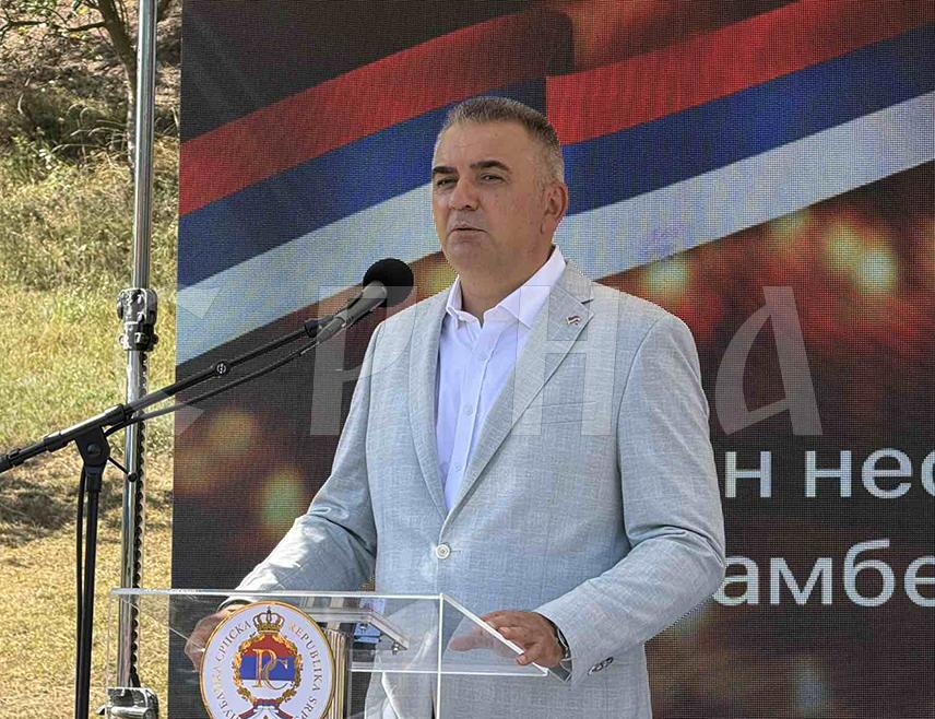 ПЕТРОВО, 30. АВГУСТА /СРНА/ - Предсједник Владе Републике Српске Саво Минић истакао је данас да жртва дјечака Споменка Гостића мора бити вјечна опомена српском народу шта чува и да буде одан својој републици.