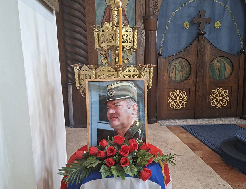 БЕОГРАД, 30. АВГУСТА /СРНА/ - Покрет "Срце хероја" позвао је Србе да у свим мјестима достојанствено одају почаст генералу Ратку Младићу, којег, како су навели, и у Италији сматрају за посљедњег хероја Европе и човјека који се супротставио исламском радикализму и повампиреној НДХ.