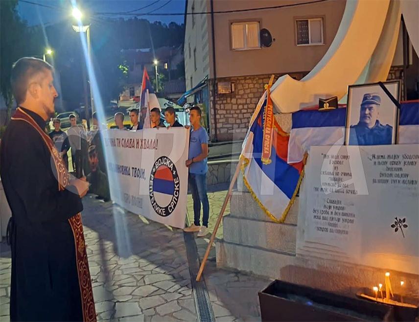 КАЛИНОВИК, 31. АВГУСТА /СРНА/ - Код централног спомен-обиљежја погинулим српским борцима у Калиновику служен је помен генералу Ратку Младићу и прислужене свијеће за покој његове душе.