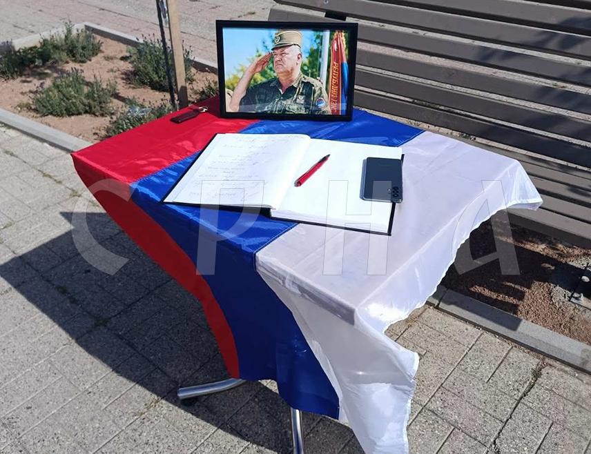 ПАЛЕ, 31. АВГУСТА /СРНА/ - На шеталишту на Палама постављена је књига жалости поводом смрти генерала Ратка Младића.