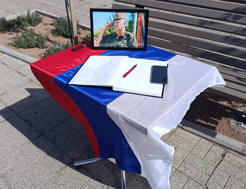 PALE, AUGUST 31 /SRNA/ - A book of condolences has been set up on the promenade in Pale following the death of General Ratko Mladić.