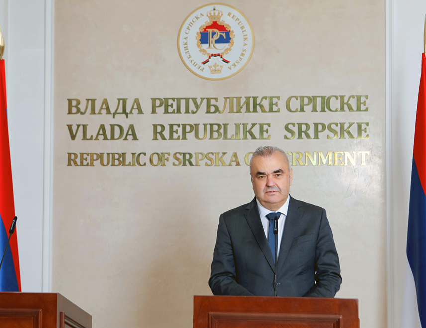 БАЊАЛУКА, 31. АВГУСТА /СРНА/ - Министар саобраћаја и веза Републике Српске Зоран Стевановић поручио је данас да је Влада Српске предузела све што је било у њеној моћи када је ријеч о помоћи домаћим превозницима, који захтијевају да имају исти третман као превозници из Хрватске, Словеније и других земаља ЕУ, али је центар у којем се ово питање рјешава - изван Српске и БиХ.