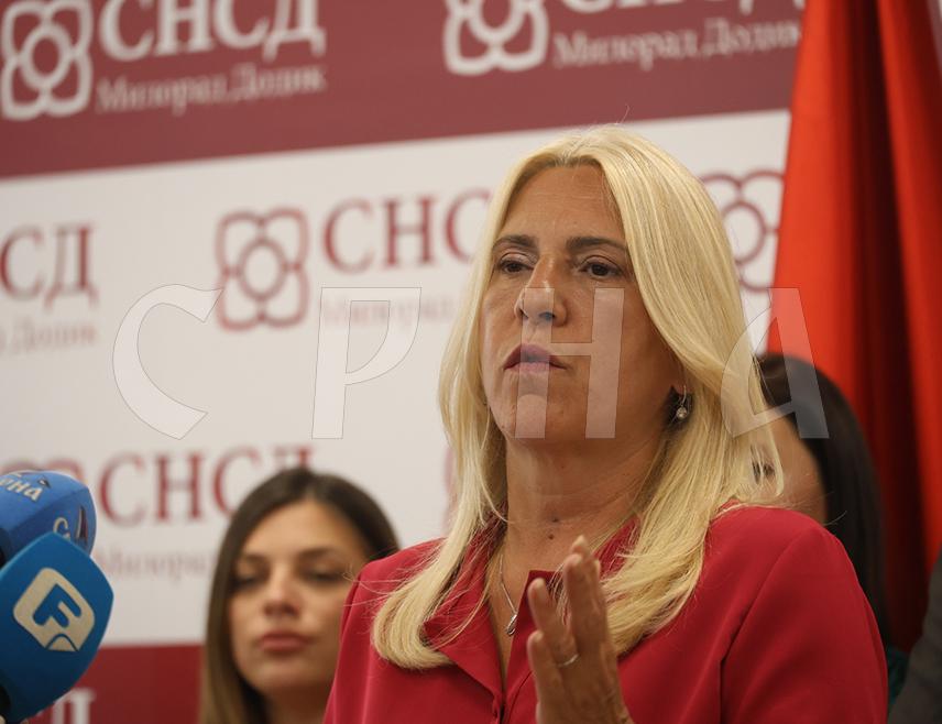 БАЊАЛУКА, 31. АВГУСТА /СРНА/ - Потпредсједник СНСД-а Жељка Цвијановић изјавила је да ће ова странка покренути поступак измјене закона који ће омогућити да жене запослене на одређено вријеме које у том периоду остану трудне, имају иста права као оне које су запослене на неодређено вријеме, односно да им буде омогућен наставак радног односа током трудноће и породиљског одсуства, а потом и превођење у стални радни однос.