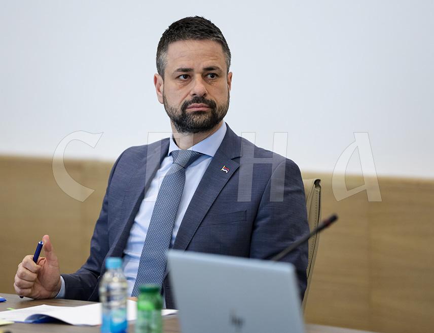 САРАЈЕВО, 31. АВГУСТА /СРНА/ - Предсједник Управног одбора Управе за индиректно опорезивање /УИО/ БиХ Срђан Амиџић рекао је да би члан Зијад Крњић, као експерт могао да предаје на мафијашким семинарима.