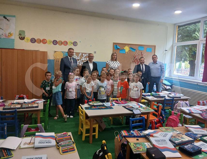 ПРЊАВОР, 1. СЕПТЕМБРА /СРНА/ - Министар просвјете и културе Републике Српске Боривоје Голубовић рекао је да Српска ове године, према прелиминарним подацима, има 100 првачића више него прошле године, а да је раст забиљежен и у Прњавору.