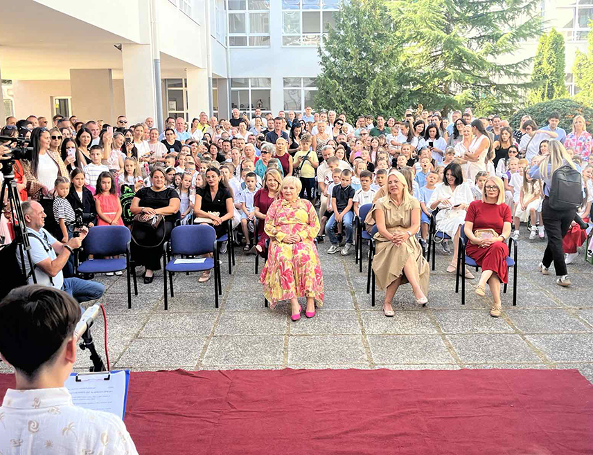 BANJA LUKA, SEPTEMBER 1 /SRNA/ - Serb member of the BiH Presidency Željka Cvijanović said today that the President’s Office and the Republika Srpska Government had allocated BAM 1.6 million for energy efficiency measures at the Georgi Stojkov Rakovski Elementary School in Banja Luka, as well as more than BAM 100,000 for the renovation of the school’s sanitary facilities.