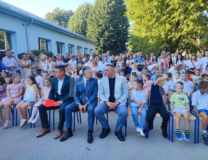БАЊАЛУКА, 1. СЕПТЕМБРА /СРНА/ - Предсједник Владе Републике Српске Саво Минић посјетио је Основну школу "Иван Горан Ковачић" у Бањалуци поводом почетка нове школске године.