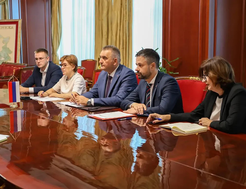 ИСТОЧНО САРАЈЕВО, 1. СЕПТЕМБРА /СРНА/ - На састанку са представницима Свјетске банке разговарано је о актуелном портфолију и будућим пројектима у Републици Српској, а договорени су пројекти укупне вриједности 660 милиона евра, речено је Срни из Министарства финансија и трезора у Савјету министара.