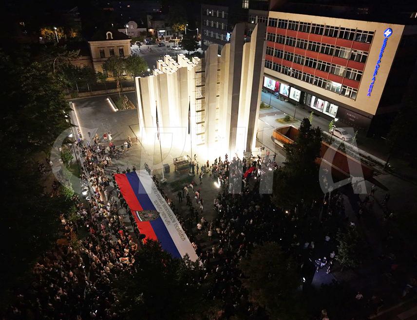 БАЊАЛУКА, 1. СЕПТЕМБРА /СРНА/ - Министар рада и борачко-инвалидске заштите Републике Српске Радан Остојић изјавио је да српски народ свакодневним окупљањем, одавањем почасти и паљењем свијећа изражава најдубљу захвалност генералу Ратку Младићу, ономе што је урадио за овај народ и Републику Српску током Одбрамбено-отаџбинског рата.