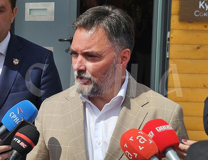 СОКОЛАЦ, 2. СЕПТЕМБРА /СРНА/ - Романија има капацитет за формирање мини-сиране и АПИ коморе, а то су, уз израду студије развоја туризма, пројекти који слиједе на Сокоцу након покретања "Романијске куће", истакао је данас замјеник предсједавајуће Савјета министара Сташа Кошарац.