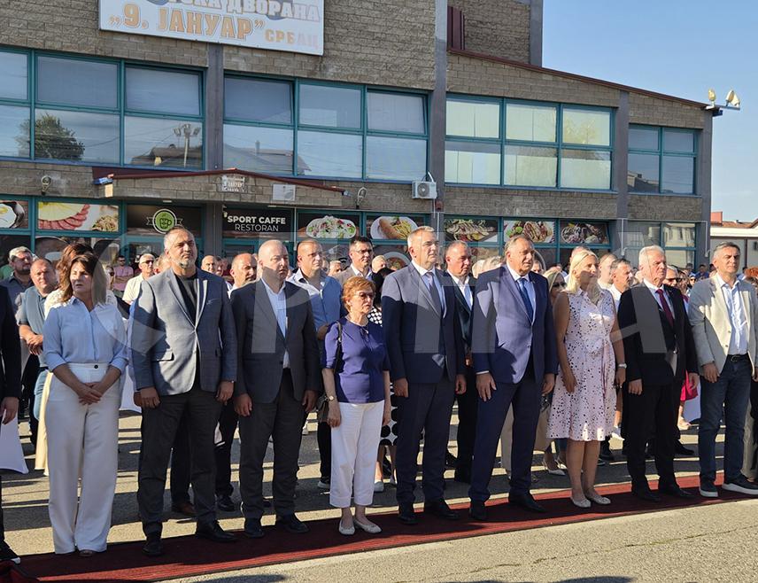 СРБАЦ, 2. СЕПTЕМБРА /СРНА/ - У Српцу је почела свечаност поводом завршетка радова на рехабилитацији дионице магистралног пута Србац - Дервента, укупне дужине 41,4 километра, којој присуствују српски члан Предсједништва БиХ Жељка Цвијановић, предсједник Владе Републике Српске Саво Минић и предсједник Милорад Додик.