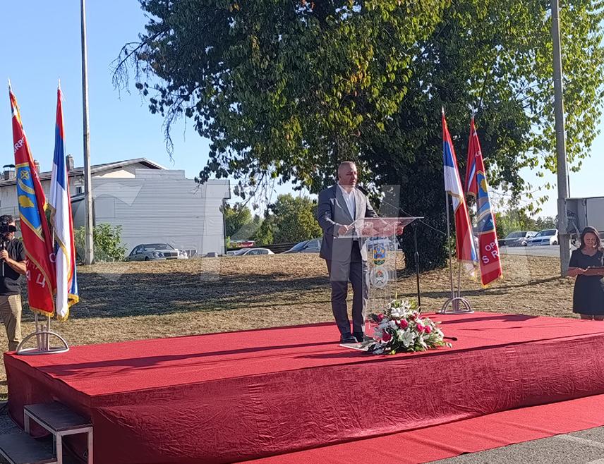 СРБАЦ, 2. СЕПТЕМБРА /СРНА/ - Вршилац дужности директора Јавног предузећа "Путеви Републике Српске" Мирослав Јанковић изјавио је данас да је дионица магистралног пута Србац-Дервента, дуга 41,4 километра, завршена шест мјесеци прије уговореног рока.