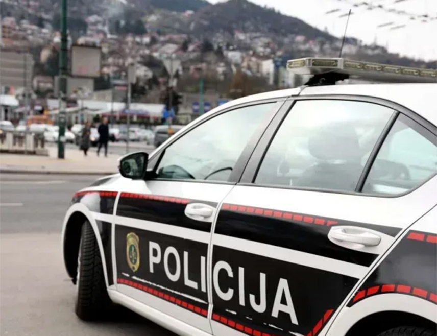 САРАЈЕВО, 3. СЕПТЕМБРА /СРНА/ - Сарајевска полиција пронашла је током претреса на подручју општине Центар око 900 грама различите дроге, те ухапсила лице из Сарајева чији су иницијали Ф.Б. /29/, саопштено је из МУП-а Кантона Сарајево.