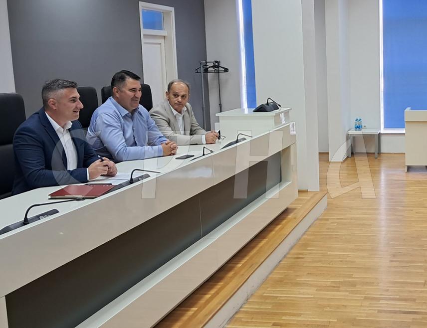 ИСТОЧНО САРАЈЕВО, 3. СЕПТЕМБРА /СРНА/ - Директор Завода за запошљавање Републике Српске Дамјан Шкипина данас је са послодавцима из општина Источно Ново Сарајево, Источна Илиџа и Трново потписао уговоре о додјели више од милион КМ, које је обезбиједила Влада Српске, за запошљавање 128 лица.