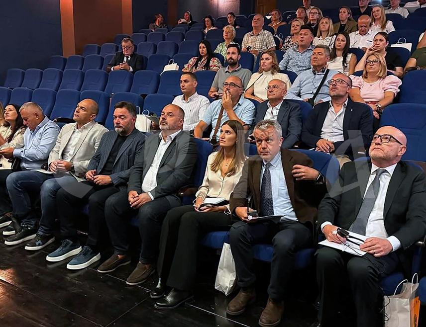 ВИШЕГРАД, 3. СЕПТЕМБРА /СРНА/ - Замјеник предсједавајуће Савјета министара Сташа Кошарац изјавио је да се са партнерима из Италије договара оснивање рибарске куће у Вишеграду како би на најадекватнији начин био искориштен рибљи фонд ријеке Дрине, што подразумијева примарну производњу, прераду и брендирање.